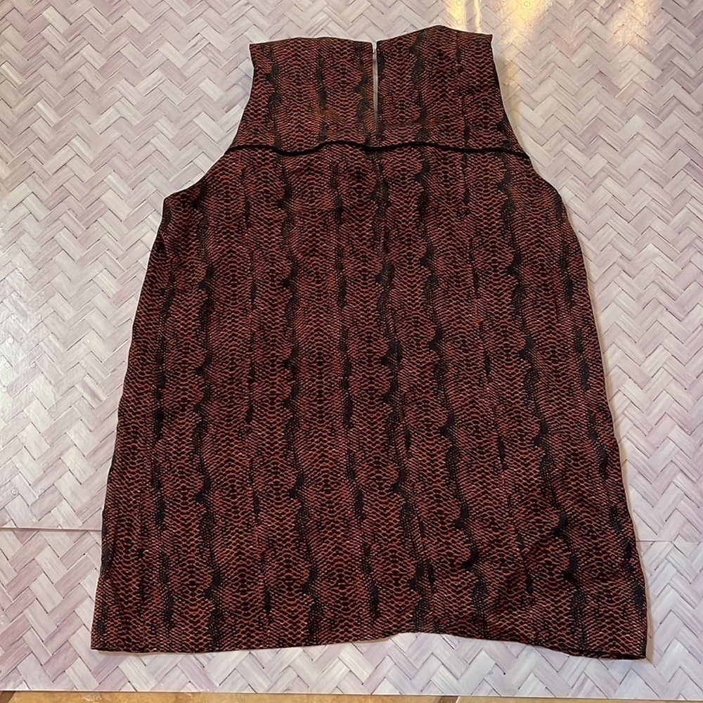 Hugo Boss Sleeveless Blouse, size 4 black and red, swoop neck line - Picture 5 of 5